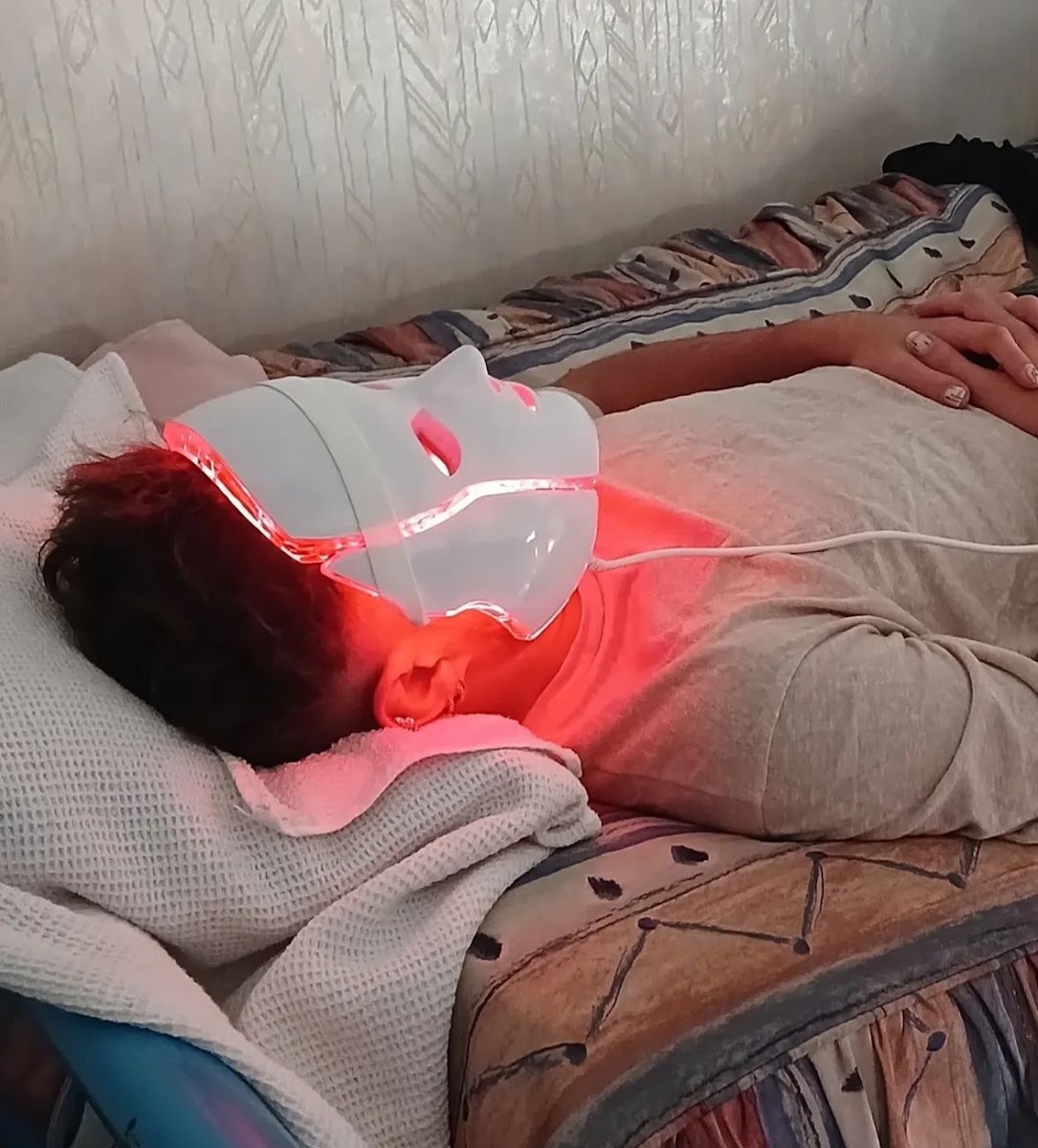 Tratamiento facial con mascarilla LED